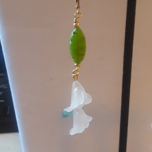 NWT SALE (2 lengths available) flowers Earrings - Picture 3 of 3